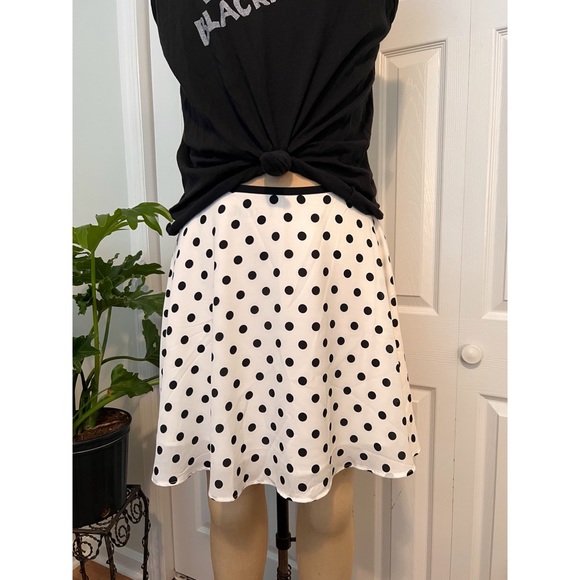 FOREVER 21+ WHITE AND BLACK POLKA DOT SKATER SKIRT SIZE 0X NWOT - Picture 3 of 5